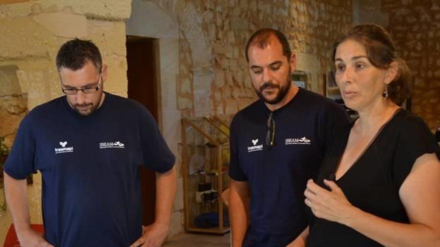 La directora del museo de Historia de Manacor, Magdalena Salas, junto a los responsables de la excavación submarina.