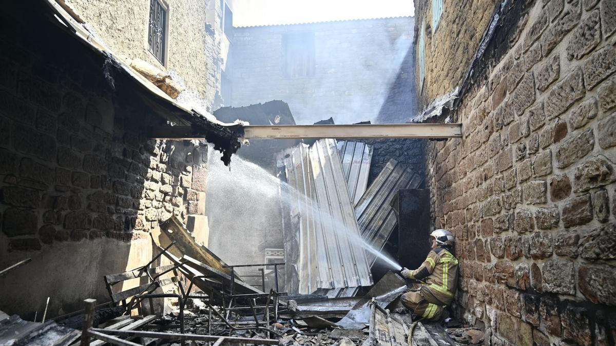 En imágenes | Así han quedado las viviendas calcinadas de Asín por el incendio en las Cinco Villas