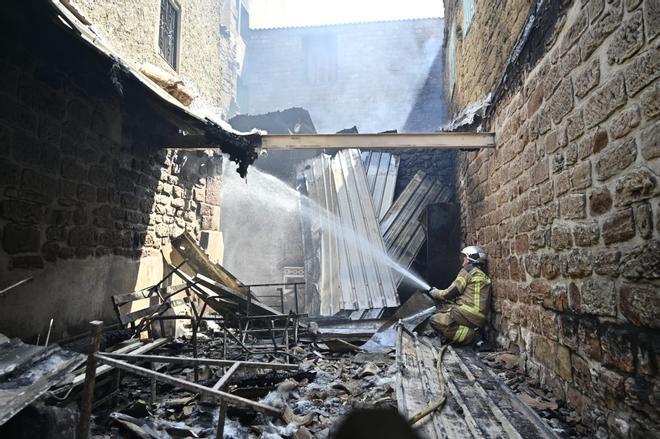En imágenes | Así han quedado las viviendas calcinadas de Asín por el incendio en las Cinco Villas