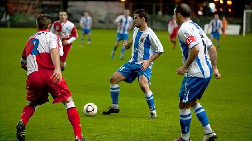 Abraham, con el balón, en el partido de la primera vuelta ante el Tuilla.