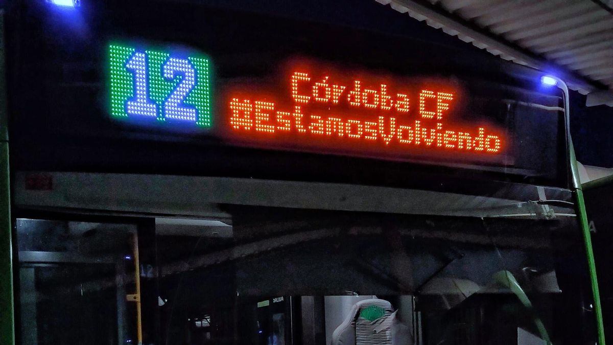 Un bus de Aucorsa con un mensaje de apoyo al Córdoba CF.