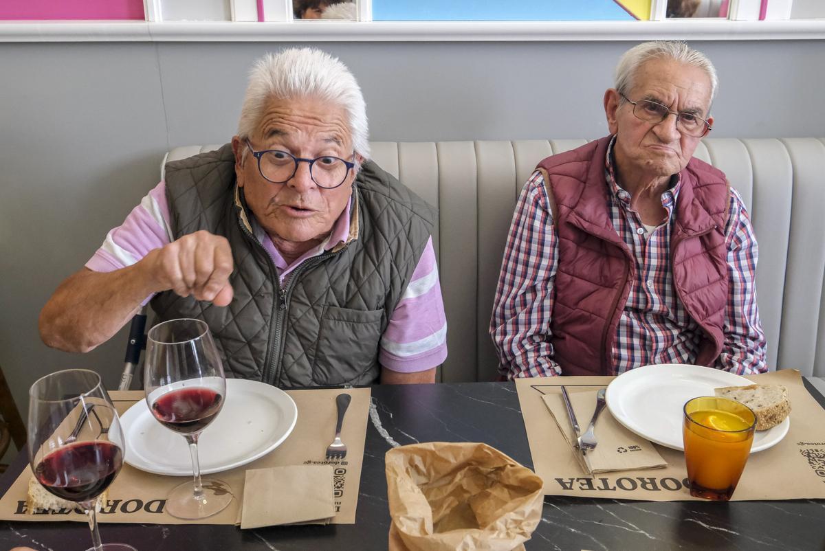 Francisco García, a la izquierda, junto a su compañero y amigo, Pedro Santana, de 90 años.