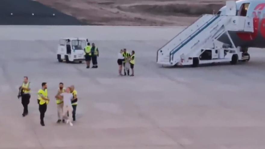 Tasean a un pasajero conflictivo en un vuelo que iba a Canarias