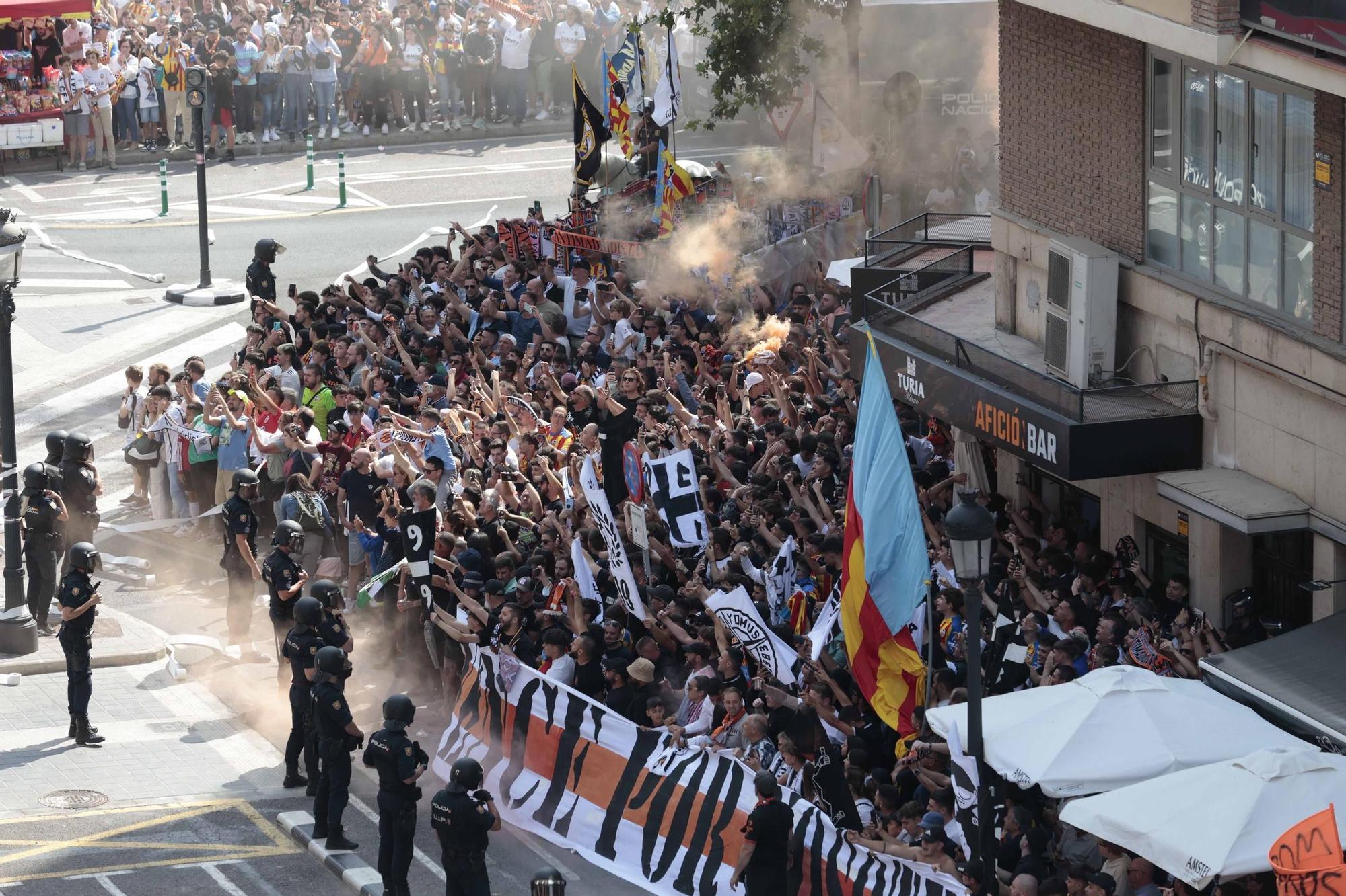 Ambientazo en la llegada de los equipos