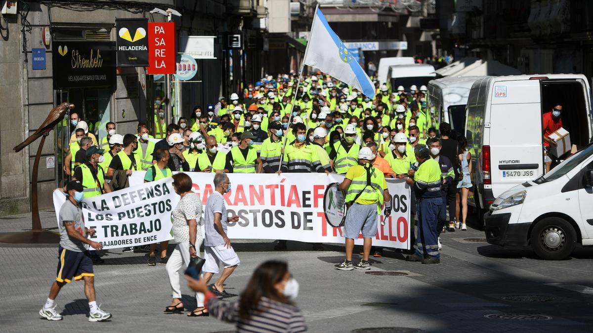 Trabajadores de Ence y auxiliares cortan el tráfico en los accesos a Pontevedra