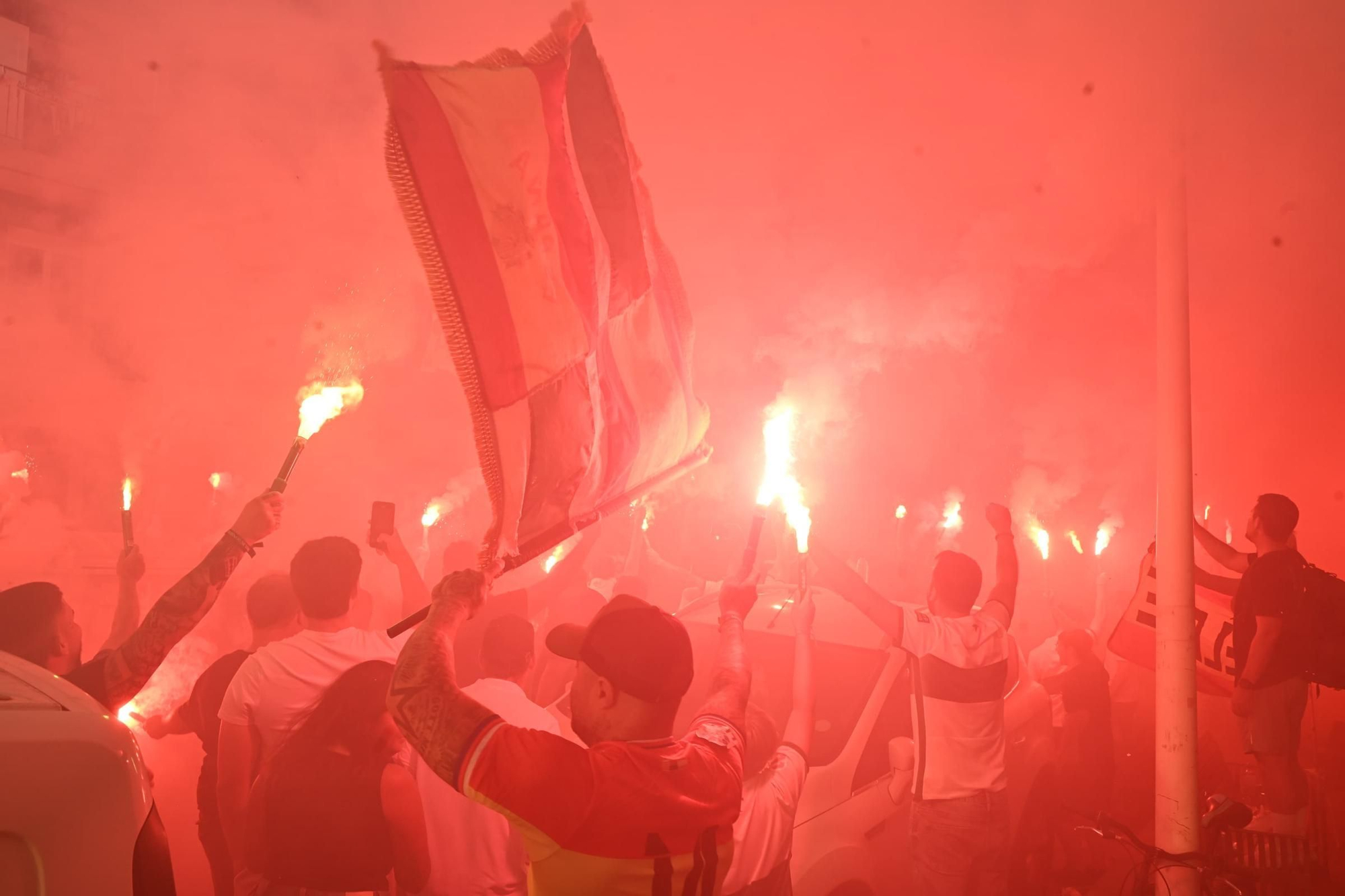 El Elche CF celebra el ascenso a Primera con una rúa en autobús hasta la Plaça de Baix