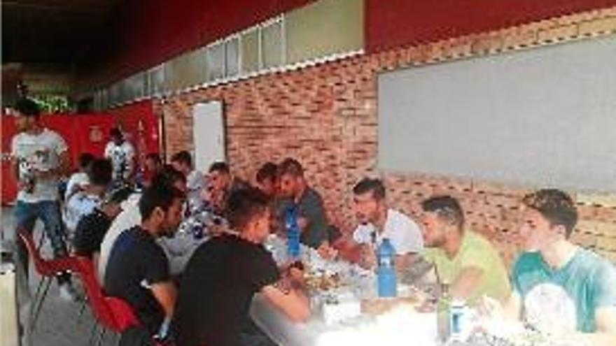 Barbacoa a l&#039;estadi entre els jugadors i entrenadors