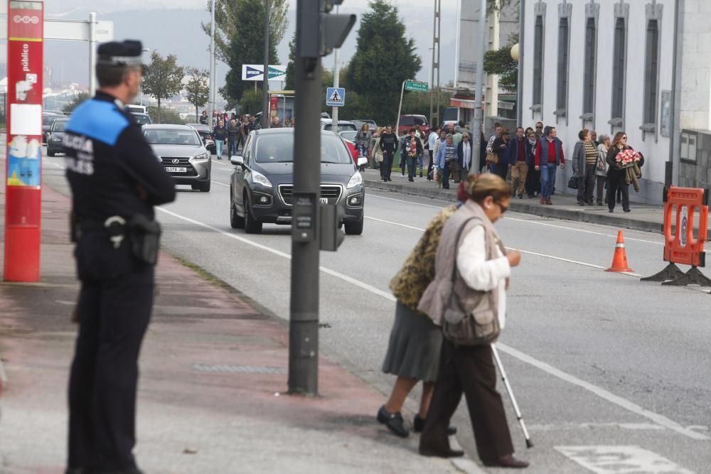 Día de los Difuntos en el cementerio de la Carriona, Avilés