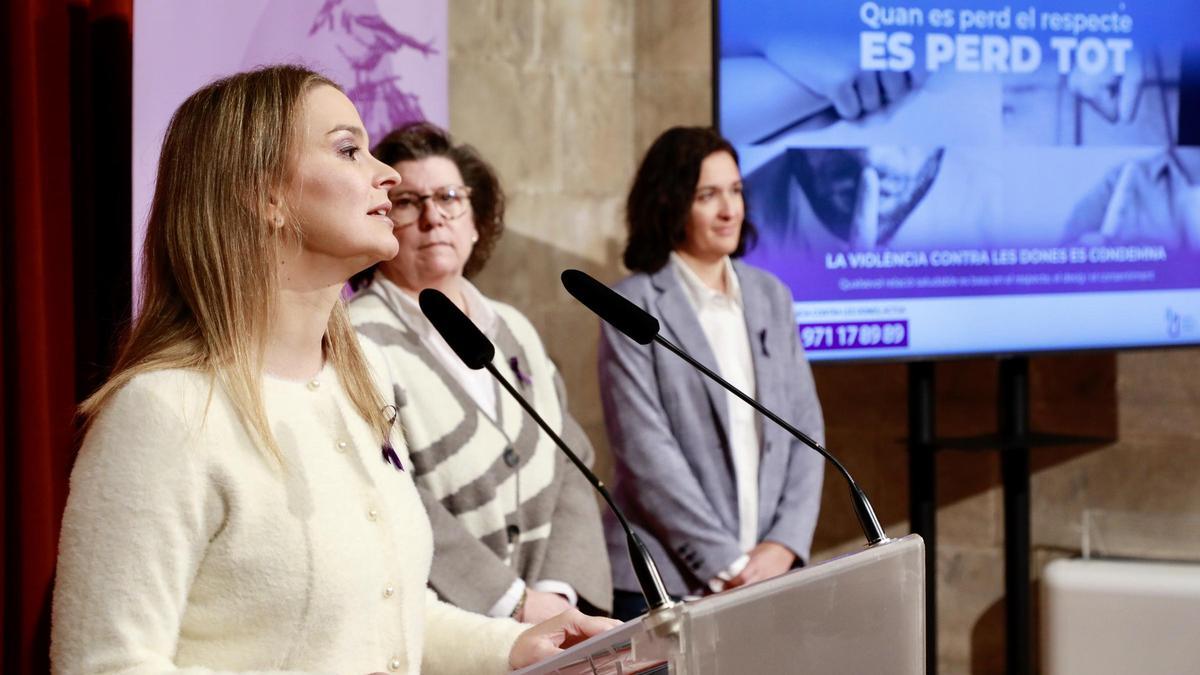 Marga Prohens, Catalina Cirer y Catalina Salom, este miércoles en el Consolat.