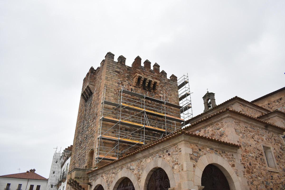 Fotogalería | Los andamios de la reforma de la muralla, en la Torre de Bujaco