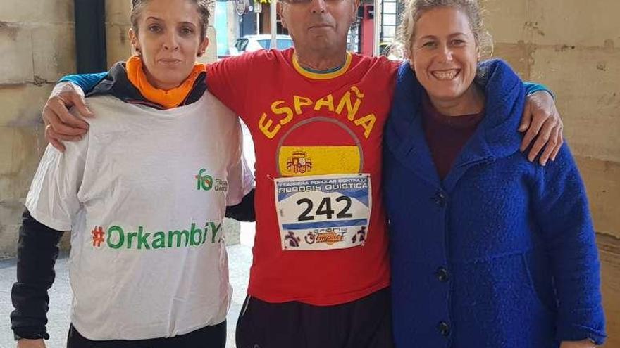 Casimiro Huerta, entre Diana Fernández y Begoña Rodríguez.