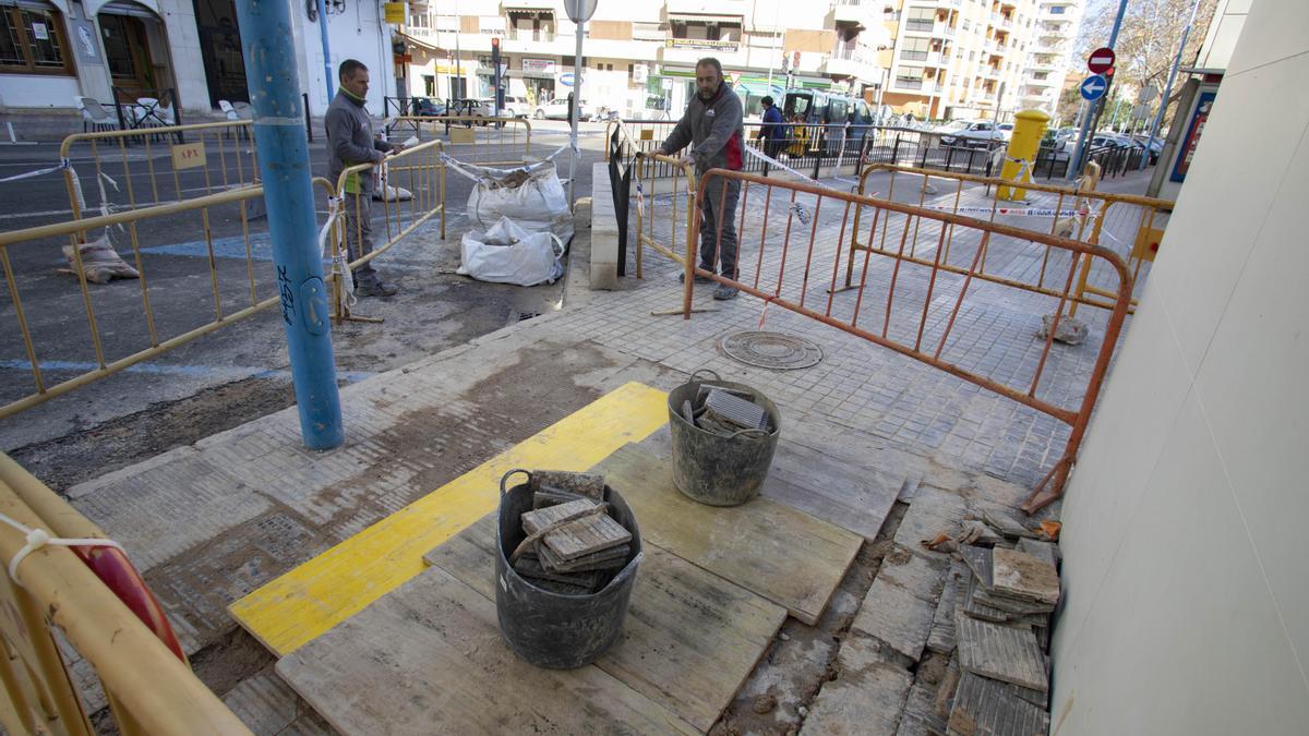 Operarios reparando un reventón en la red de agua potable, en la calle Académic Maravall de Xàtiva.