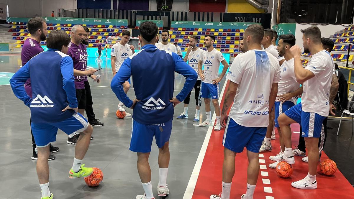 Antonio Vadillo da instrucciones a sus jugadores en Antequera.