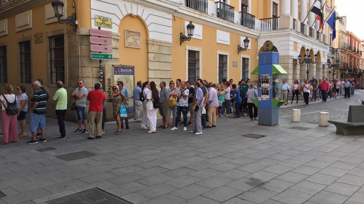 Largas colas para pagar el IBI en Badajoz