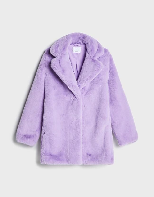 Abrigo de pelo lila, de Bershka