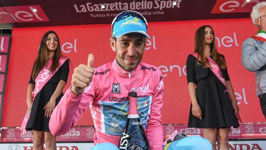Vincenzo Nibal en el podio con la &#039;maglia&#039; rosa.