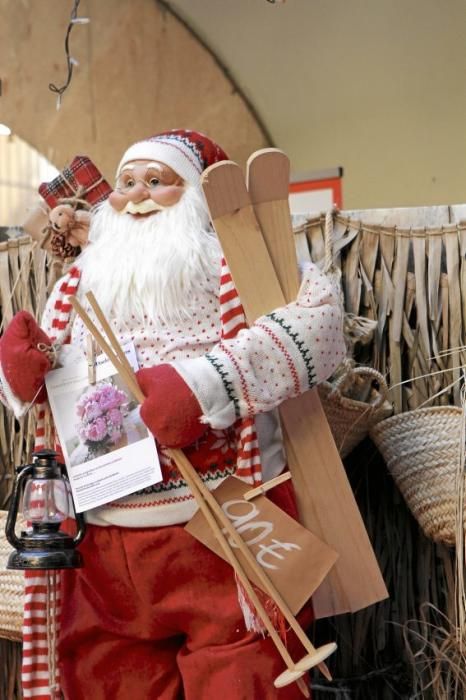 Auf dem traditionellen Markt im Pueblo Español (1. bis 10. 12.) geht es diesmal ausgesprochen musikalisch zu. Täglich sorgen Musikgruppen in dem Miniaturdorf für Weihnachtsstimmung. Die Stände sind bereits ab mittags geöffnet. Der Eintritt kostet 5 Euro, dafür gibt es aber auch einen Becher Glühwein.