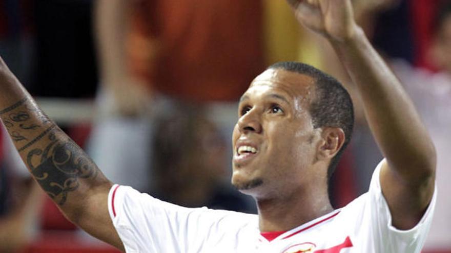 Luis Fabiano celebra su gol