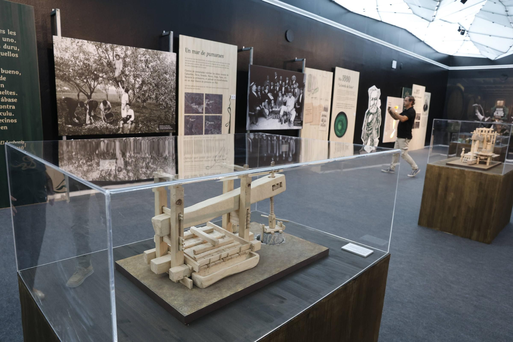 Gijón escancia su historia sidrera en la Feria de Muestras: así es el stand del Ayuntamiento (en imágenes)