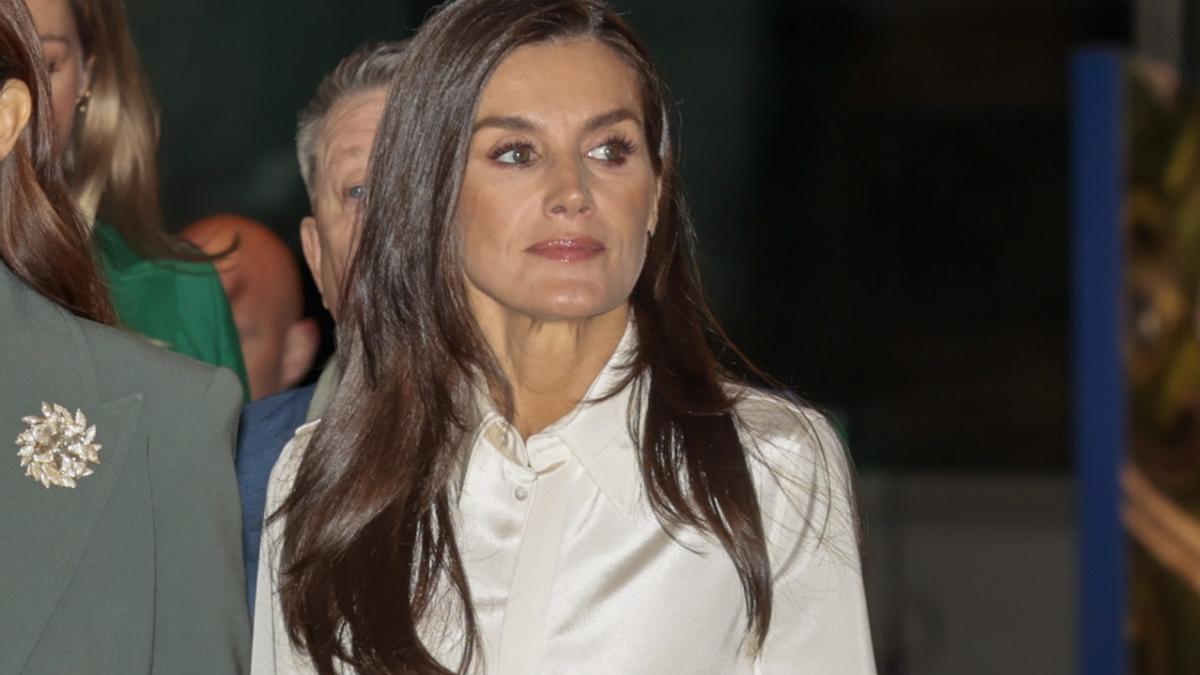 La reina Letizia elige un impecable 'total look' blanco para despedirse de Dinamarca