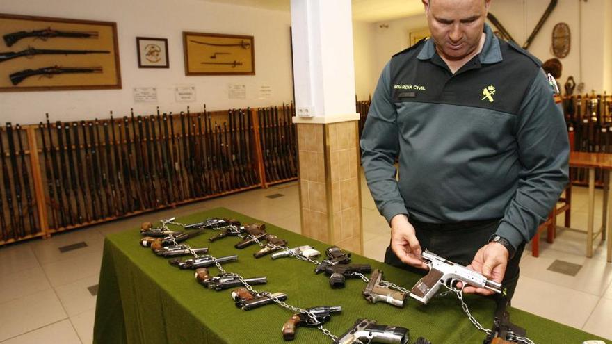 Algunes de les armes que es van subhastar el maig del 2014 a la Comandància de Girona