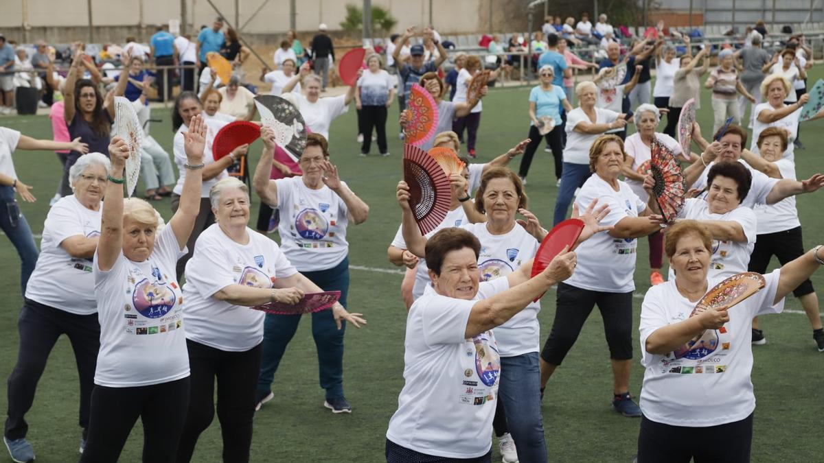 Cientos de mayores realizan gimnasia en Las Margaritas: "Esto saca lo mejor de cada uno"