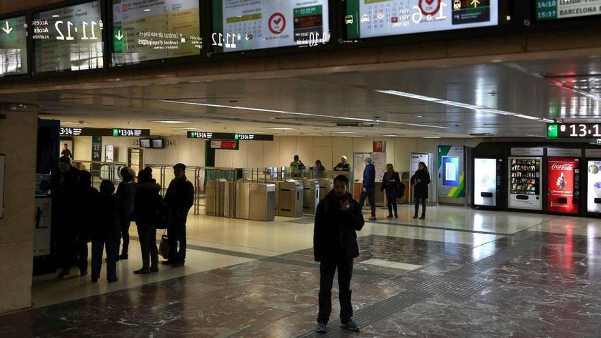 Paneles informativos en la estación de Sants, en Barcelona.