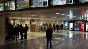 Paneles informativos en la estación de Sants, en Barcelona.