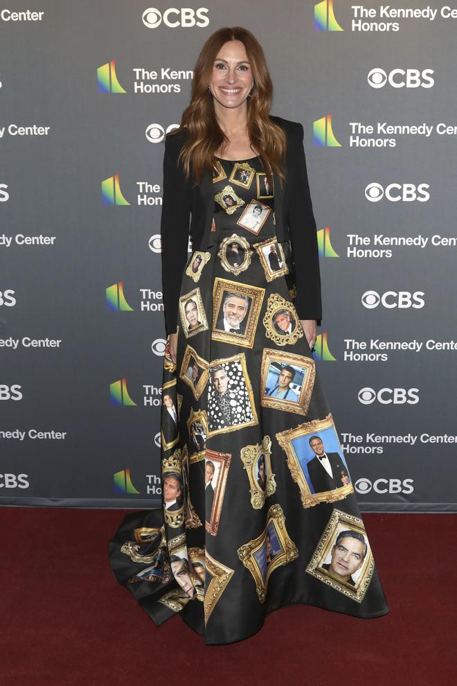 Julia Roberts rinde homenaje a George Clooney con su vestido