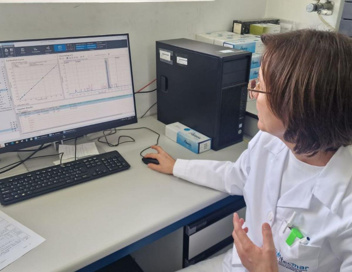 Una de las técnicas del Intecmar revisando un episodio tóxico.