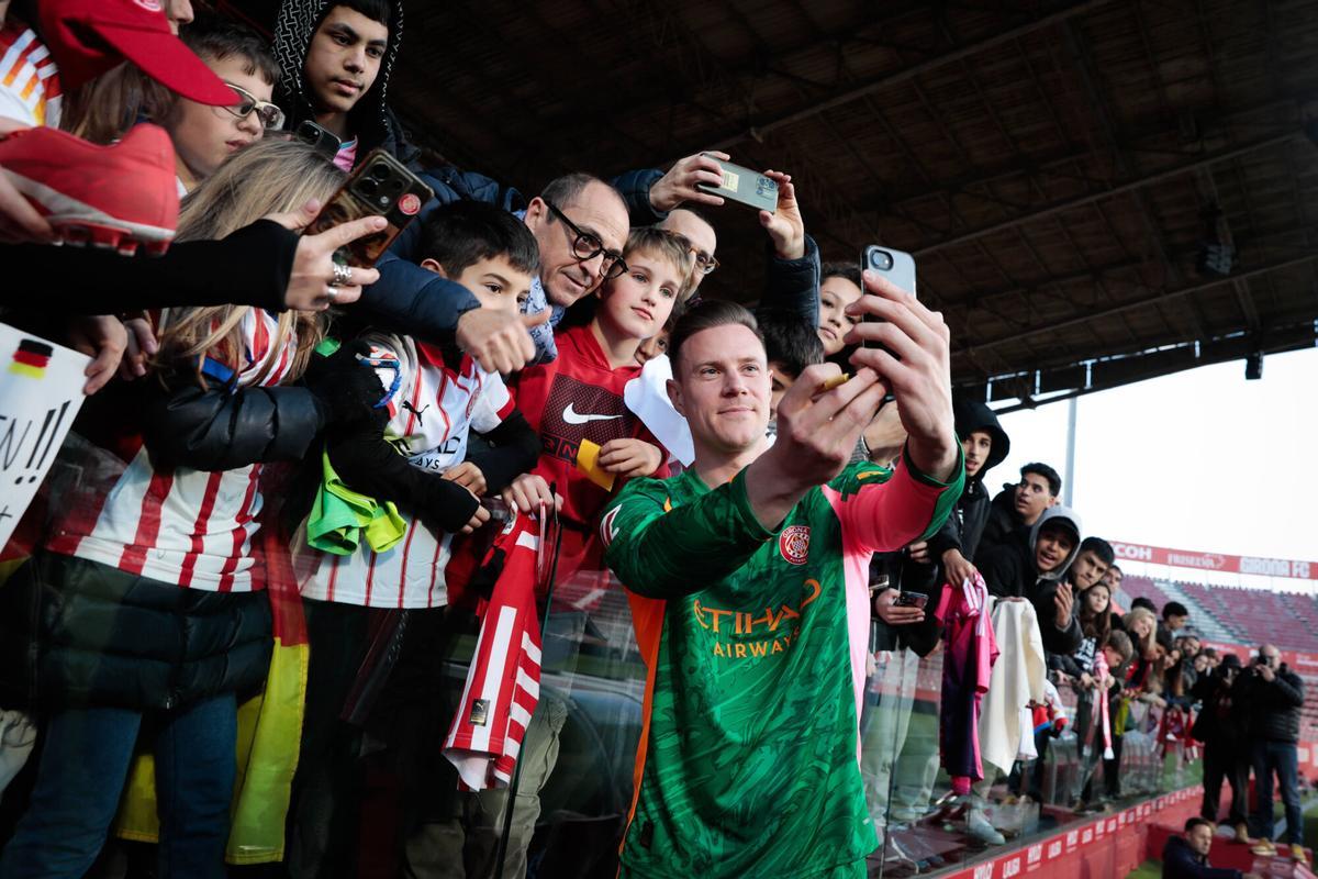 Ter Stegen se fotografía con aficionados que acudieron a su presentación en Montilivi.