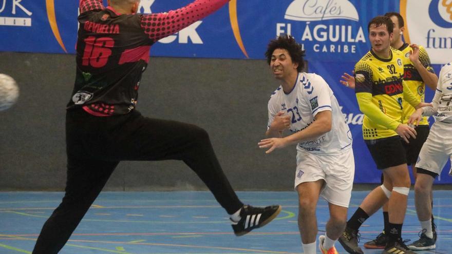 A la izquierda, Samuel Pérez bate a Fran Revuelta. Sobre estas líneas, arriba, Juan Muñiz siguiendo  el partido desde la banda, y debajo, aficionados en el polideportivo de La Magdalena. | Mara Villamuza