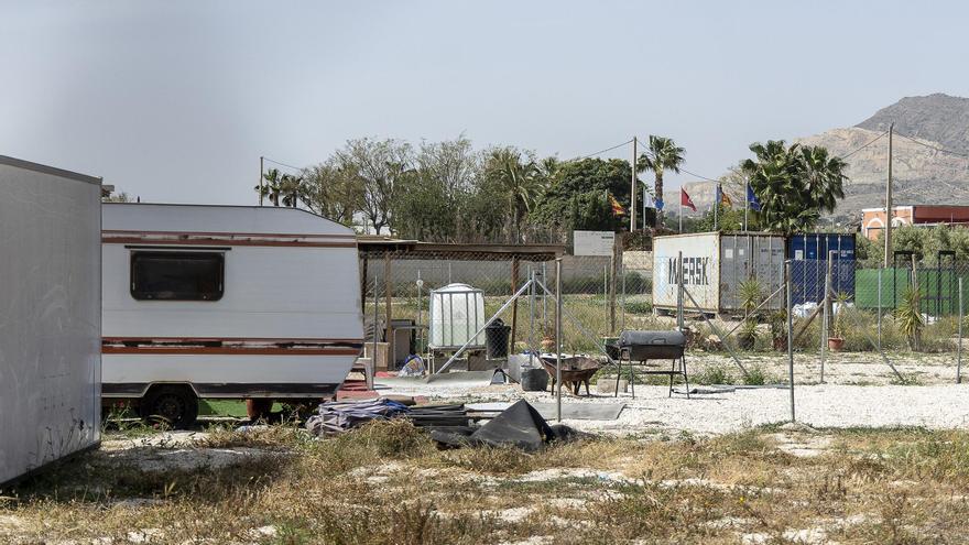 Los solares investigados por viviendas ilegales en Alicante se llenan de contenedores