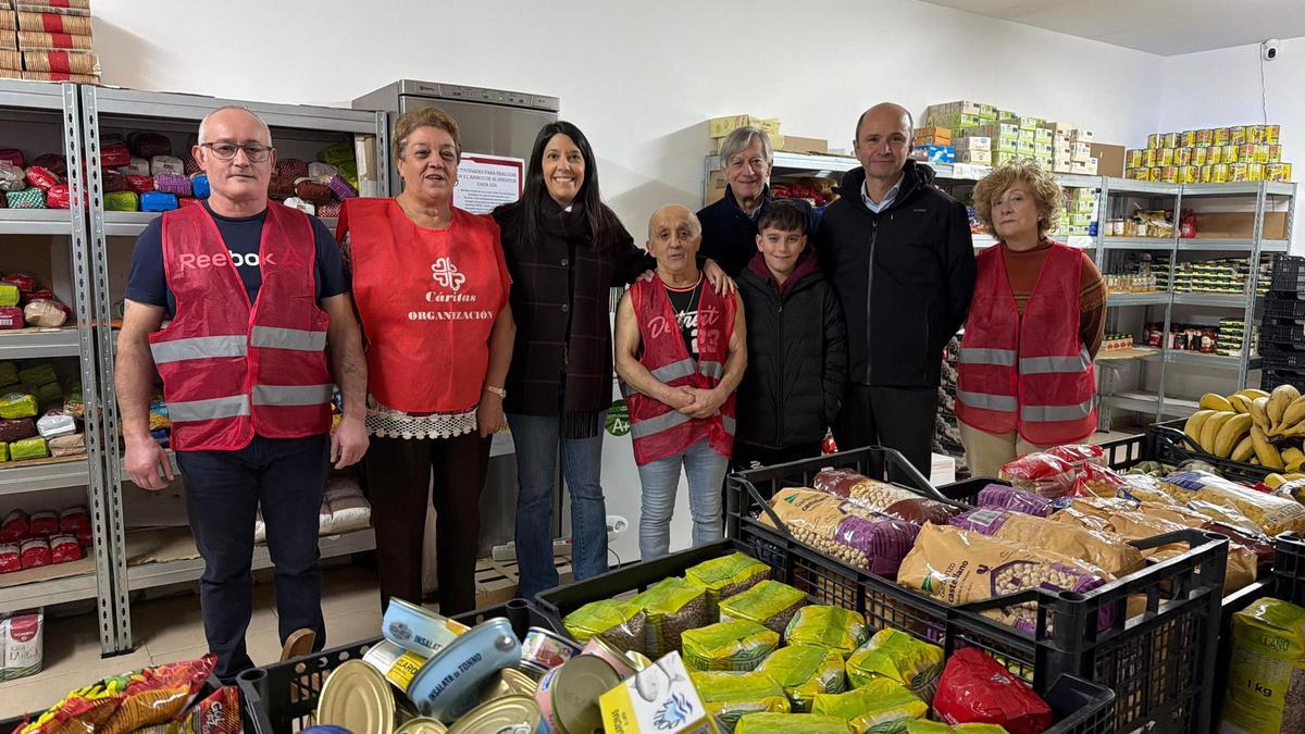 María Sampedro, 3ª izda., y Vicente Mariño, 2º dcha., entregando los alimentos.