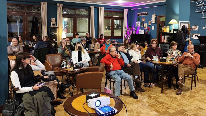 Público presente no Casino de Lalín durante a conferencia impartida por Xosé M. Malheiro, que contou coas presentacións de Daniel González Alén e Fernando López Jácome.   | // KG