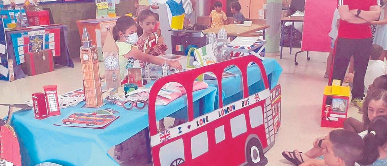 Un momento del Museo de la Lectura organizado por el CEIP Eduardo Lucena en su biblioteca.