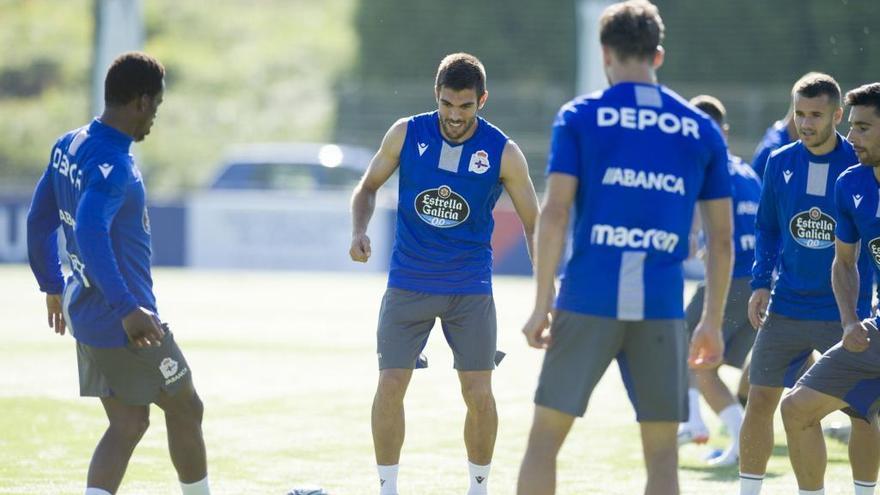 Salva Ruiz (c), en la ciudad deportiva de Abegondo.