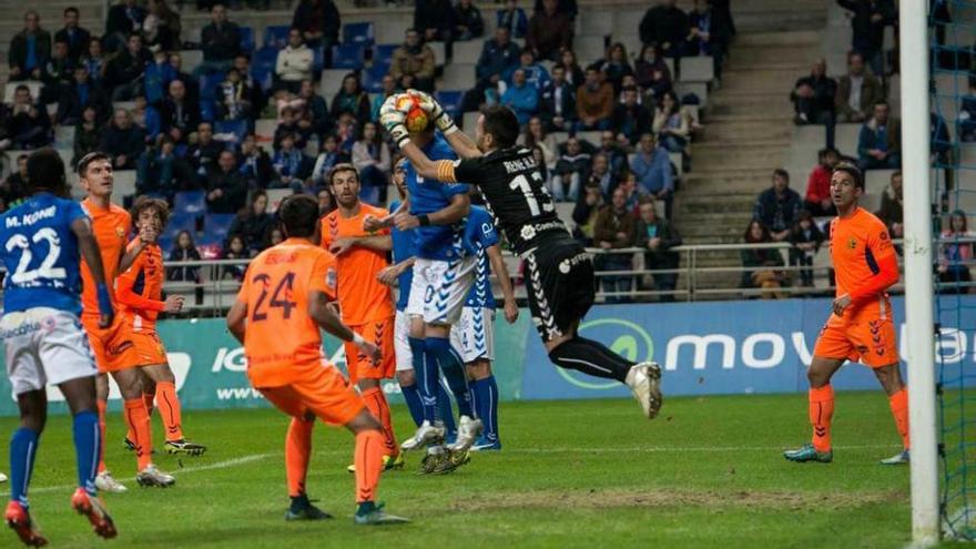 El portero del Llagostera René atrapa el balón en el partido de la primera vuelta.