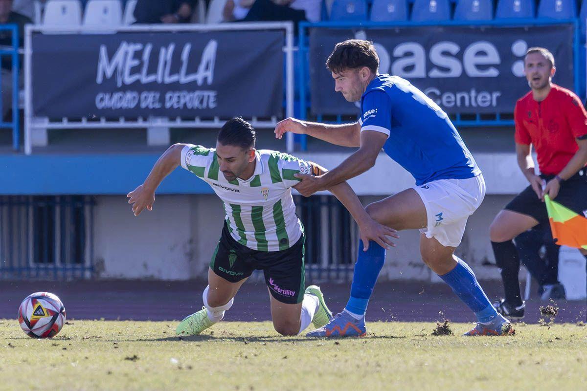 Kike Márquez cae ante la presión de un defensor del Melilla, este domingo en el Álvarez Claro.