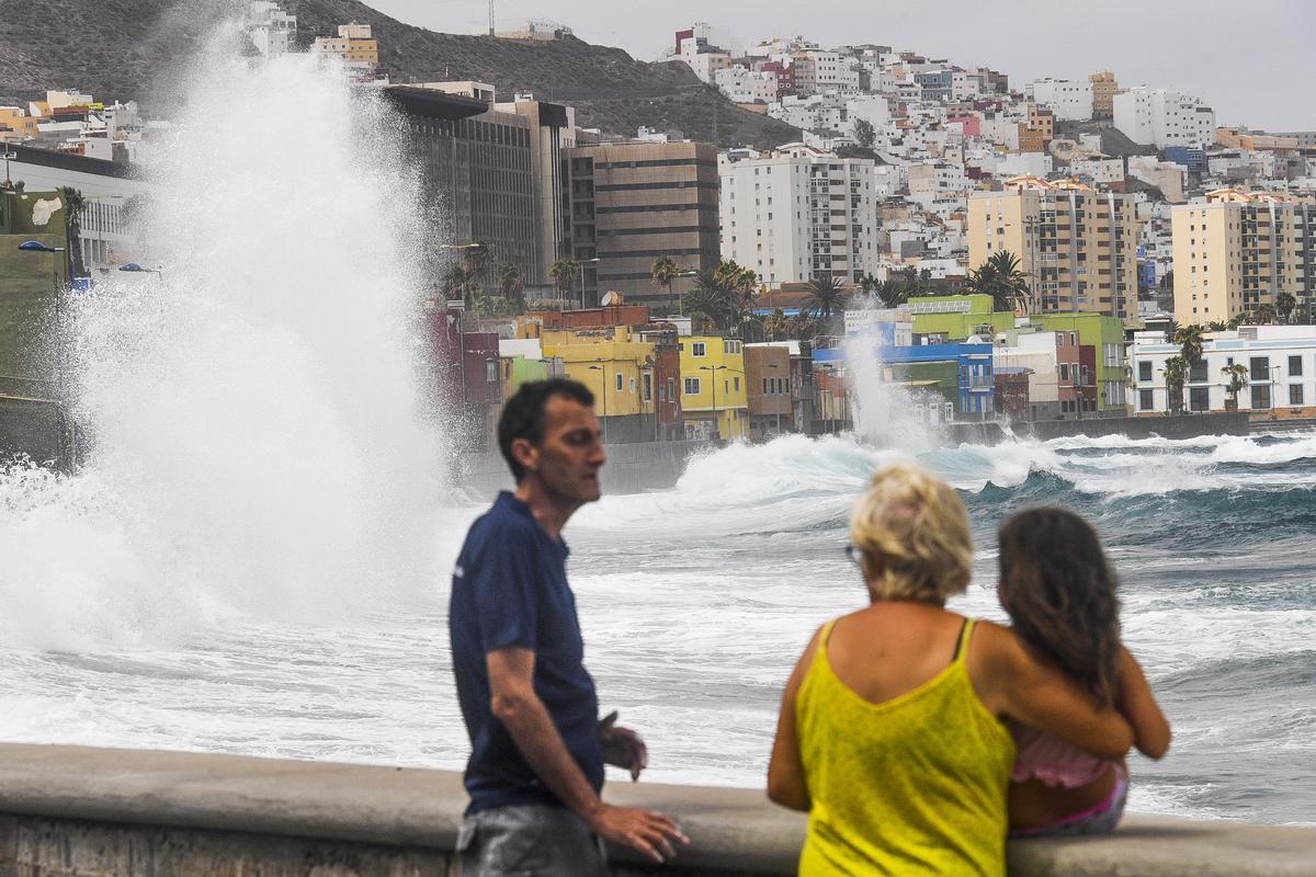 Oleaje fuerte en el paseo del barrio de San Cristóbal en Las Palmas de Gran Canaria. Oleaje fuerte en el paseo del barrio de San Cristóbal en Las Palmas de Gran Canaria.