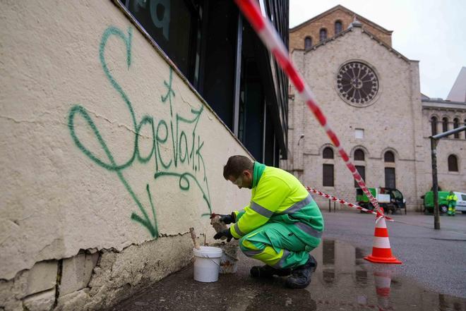 La renovación millonaria de la limpieza de grafitis y el mantenimiento de fuentes en Barcelona abre una pugna empresarial