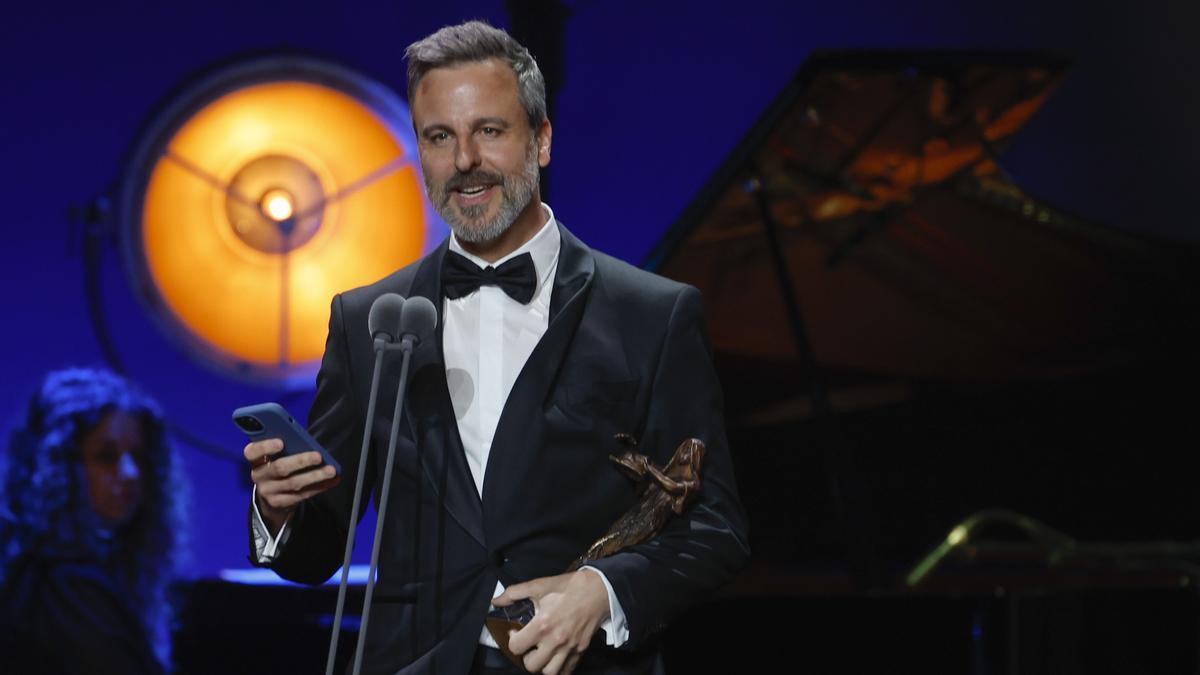 El coreógrafo y bailarín Antonio Ruz posa con su premio Talía.