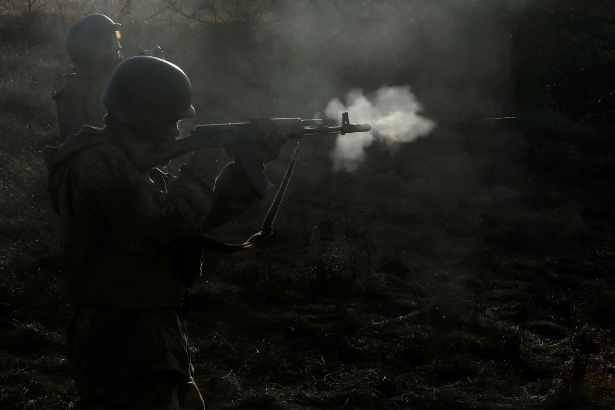 Soldados del batallón internacional Carpathian Sich realizan maniobras cerca de la línea del frente, cerca de Kreminna en Ucrania