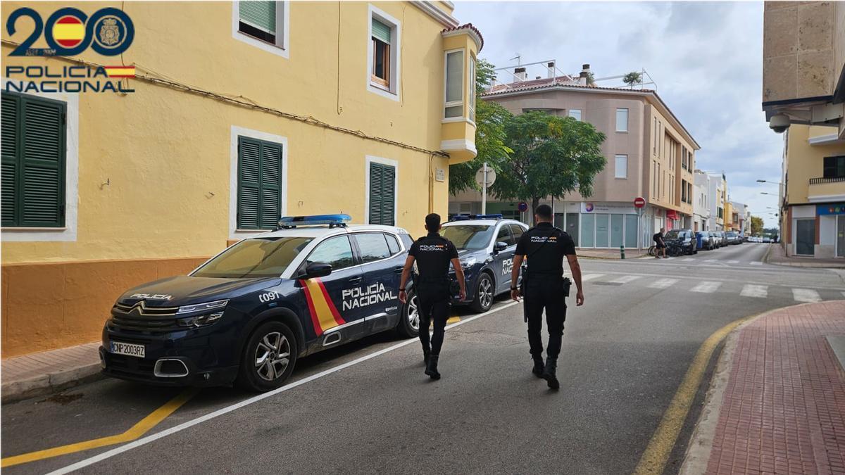 Agentes de la  Policía Nacional patrullan en Ciutadella.