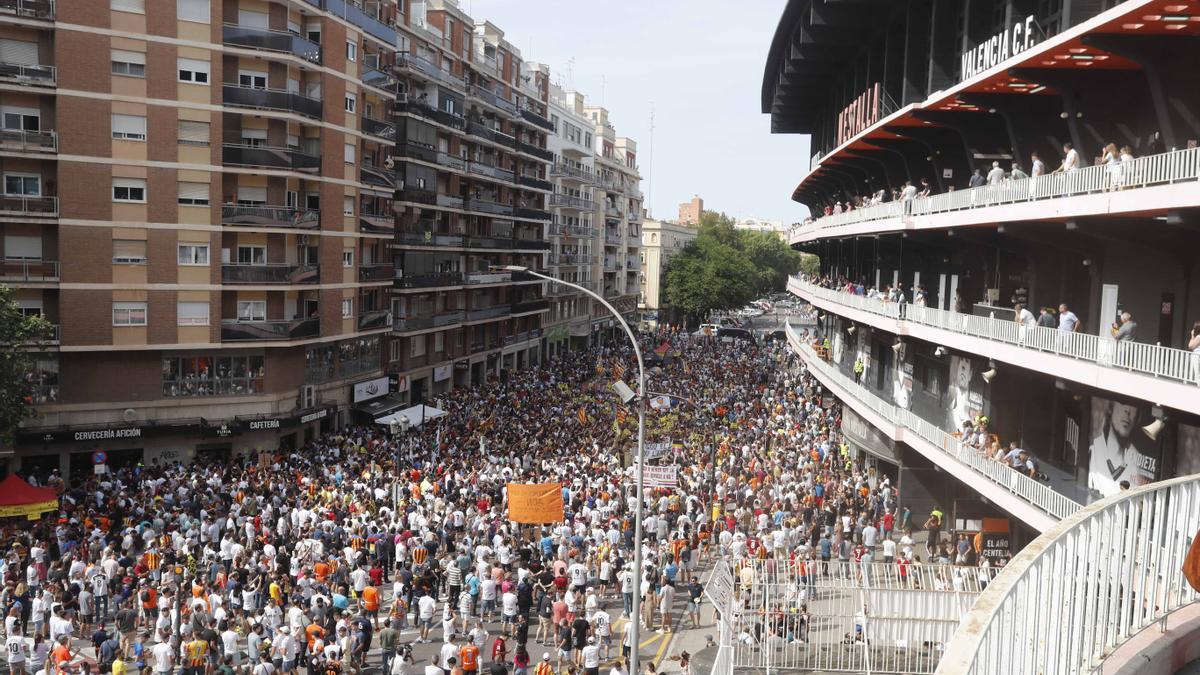 Primera manifestación que vació Mestalla