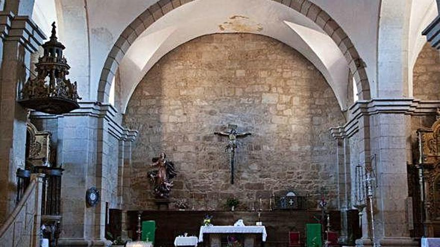 Interior de la iglesia parroquial Nuestra Señora de la Asunción con visibles machas de gotera.