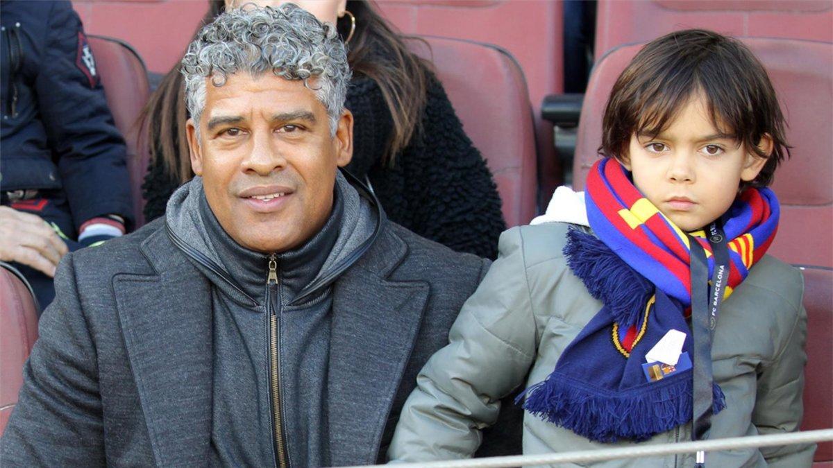 Frank Rijkaard junto a su hijo en el Camp Nou en 2017