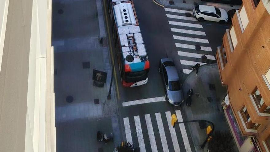 Incidencia en Gijón: un autobús municipal sufre una avería y obliga a cortar el tráfico en Magnus Blikstad