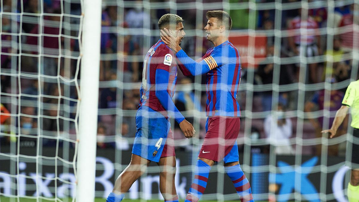 Ronald Araujo y Piqué durante el partico contra el Granada