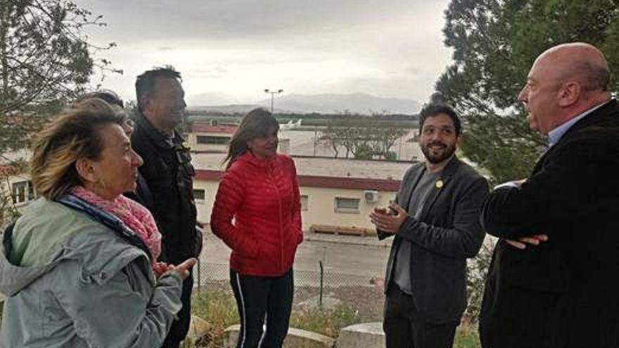 Sergi Miquel, amb membres de la llista, a l&#039;aeroport.